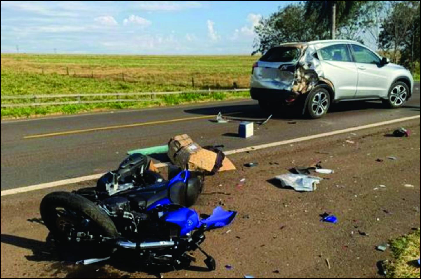 Acidente em fila de trânsito causa ferimentos graves em motociclista na PR-323 em Perobal