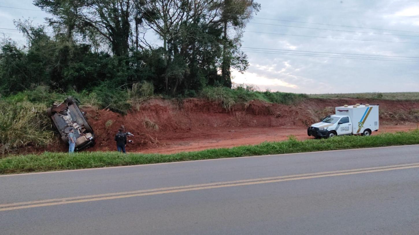 Acidente com capotamento deixa uma pessoa morta e quatro feridas na PR-182, em Francisco Alves