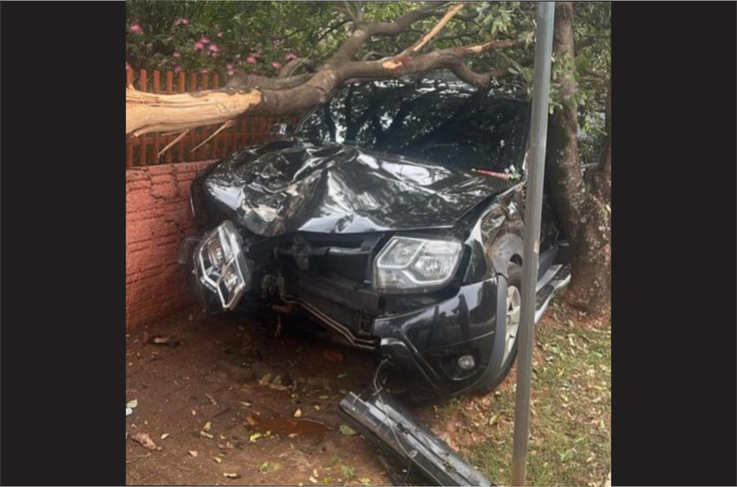 Carro colide contra árvore e muro de residência em Perobal; motorista fugiu do local