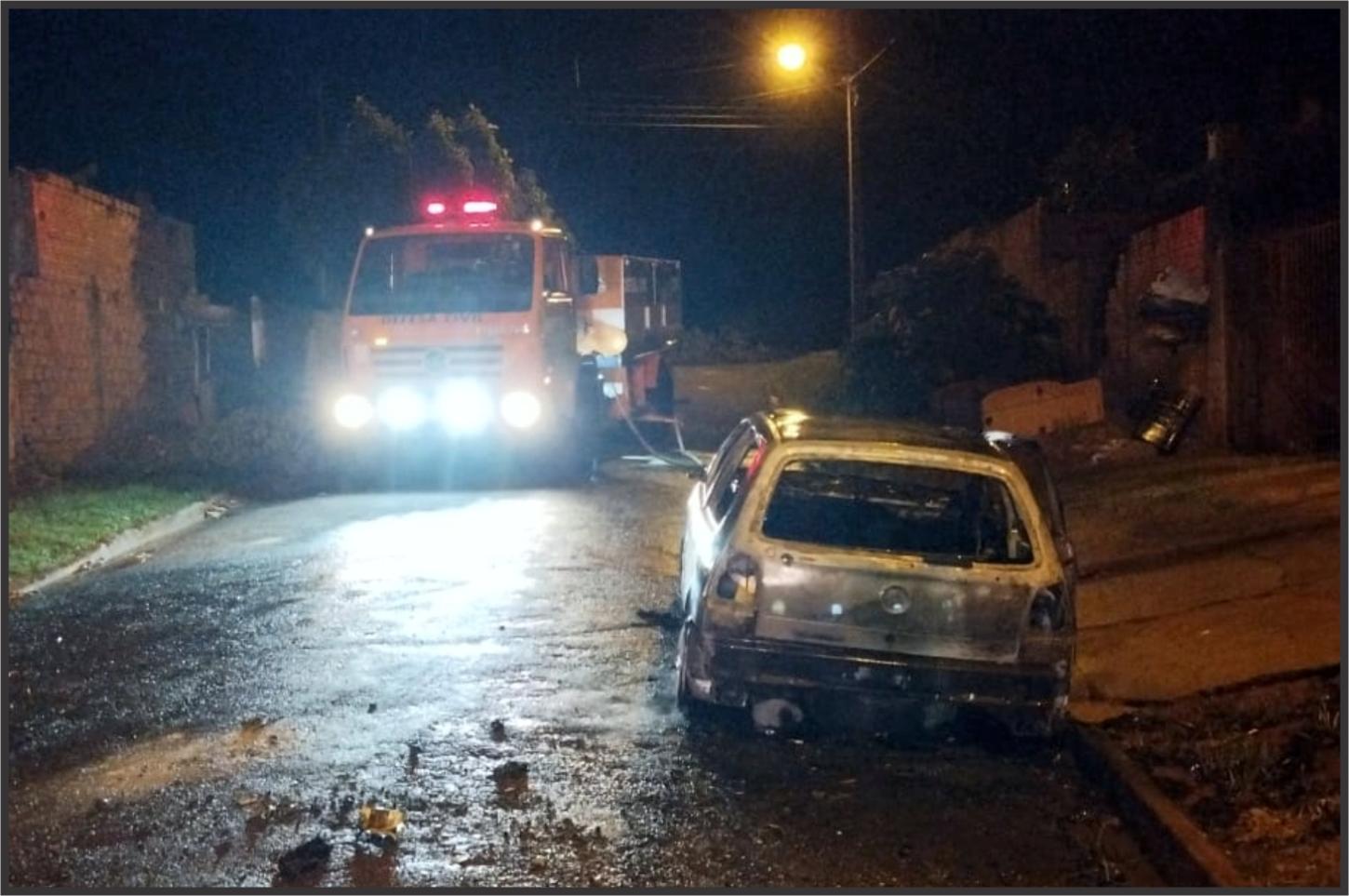 Defesa Civil combate incêndio em veículo durante a madrugada em Iporã