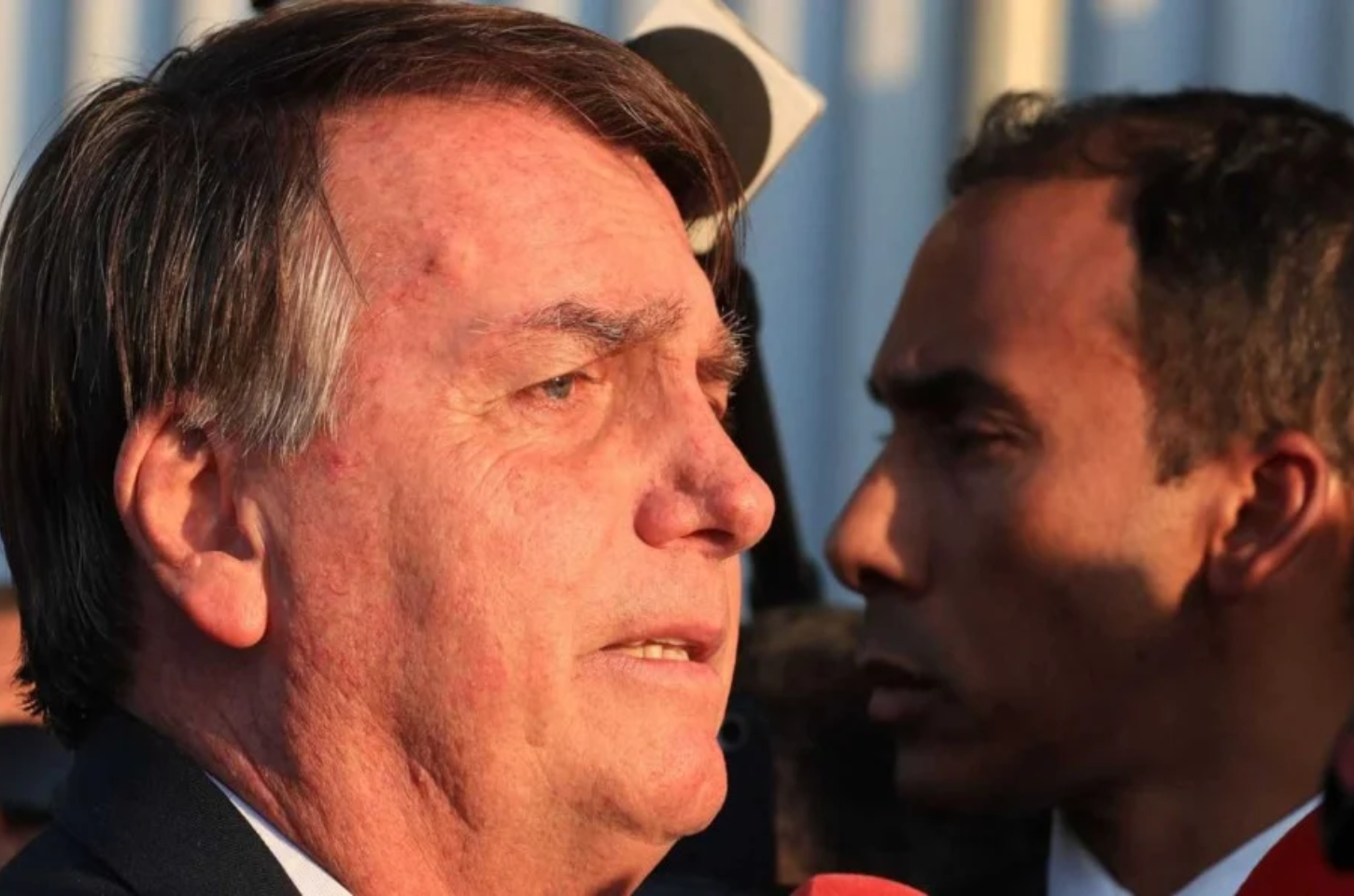 Bolsonaro é levado a hospital em Brasília para cirurgia e deixa prisão pela primeira vez