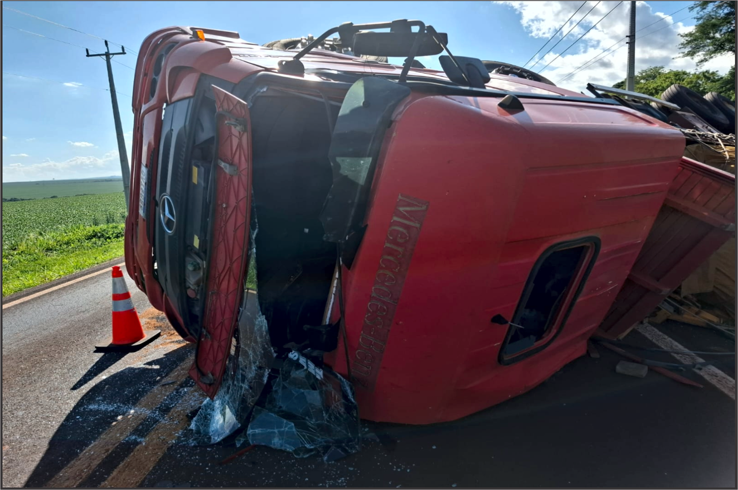 Caminhão tomba na PR-364 entre Palotina e Terra Roxa e motorista fica ferido