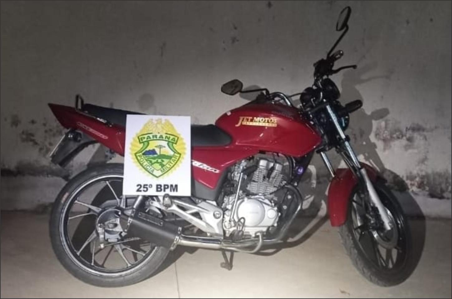 Motociclista é flagrado sem CNH, faz manobras perigosas e acaba detido em Francisco Alves