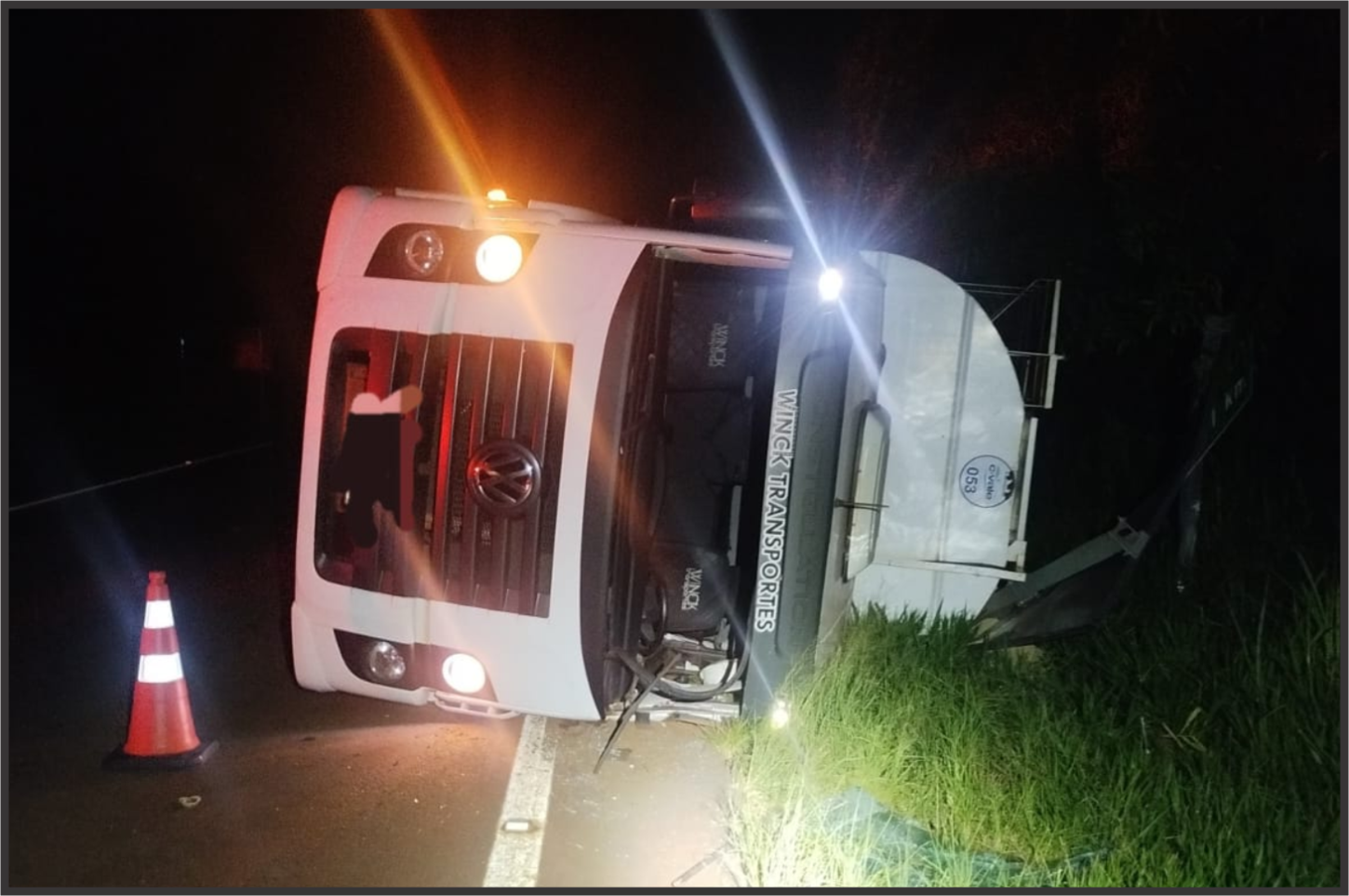 Caminhão tomba na PR-364 entre Palotina e Terra Roxa e motorista sofre ferimentos leves