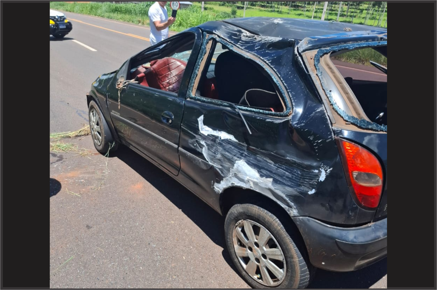 Colisão lateral entre caminhão e carro deixa motorista ferido na PR-323, em Cafezal do Sul