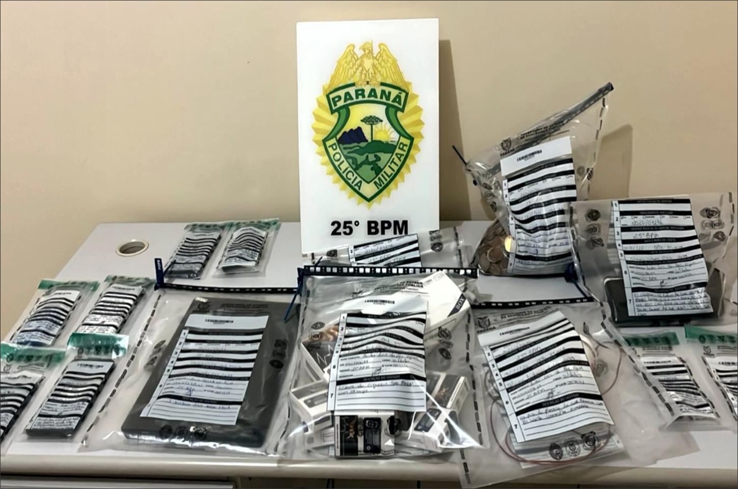 Denúncias anônimas levam à prisão de três jovens por tráfico de drogas no centro de Iporã