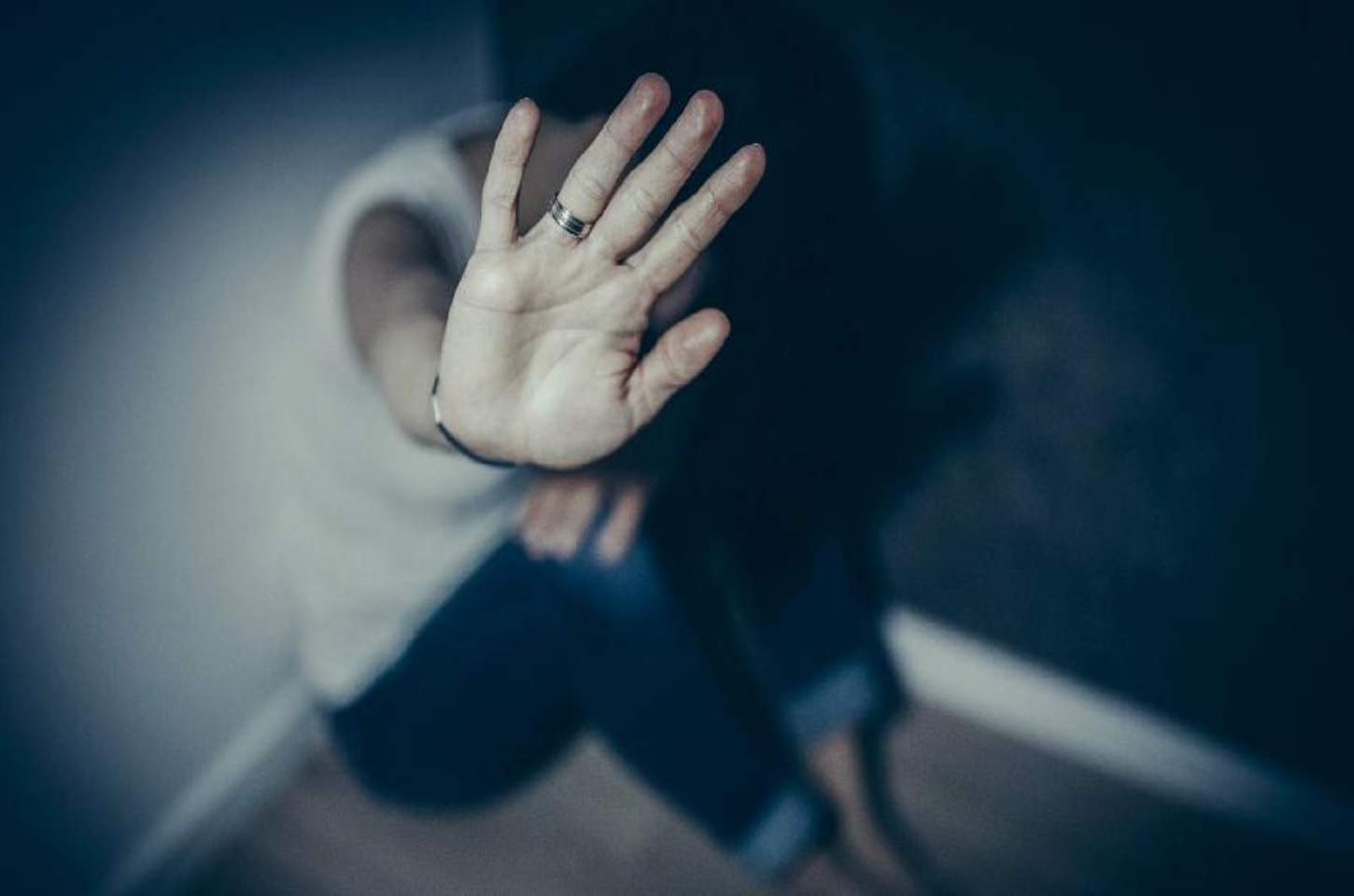 Homem é preso por violência doméstica após agredir companheira enquanto ela segurava o filho