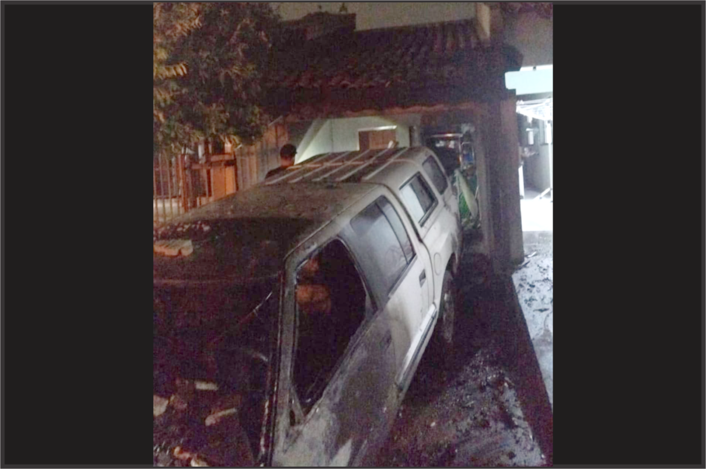 Incêndio atinge garagem e veículo em residência durante a madrugada em Pérola