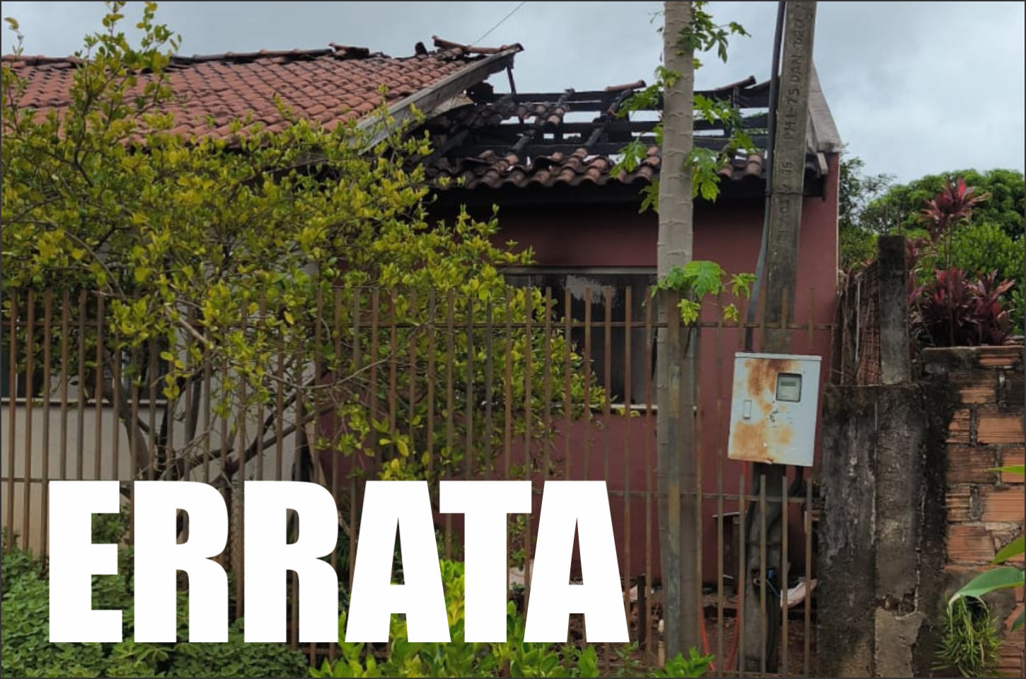 Incêndio destrói residência nessa madrugada em Iporã e morador agitado precisa ser contido durante atendimento