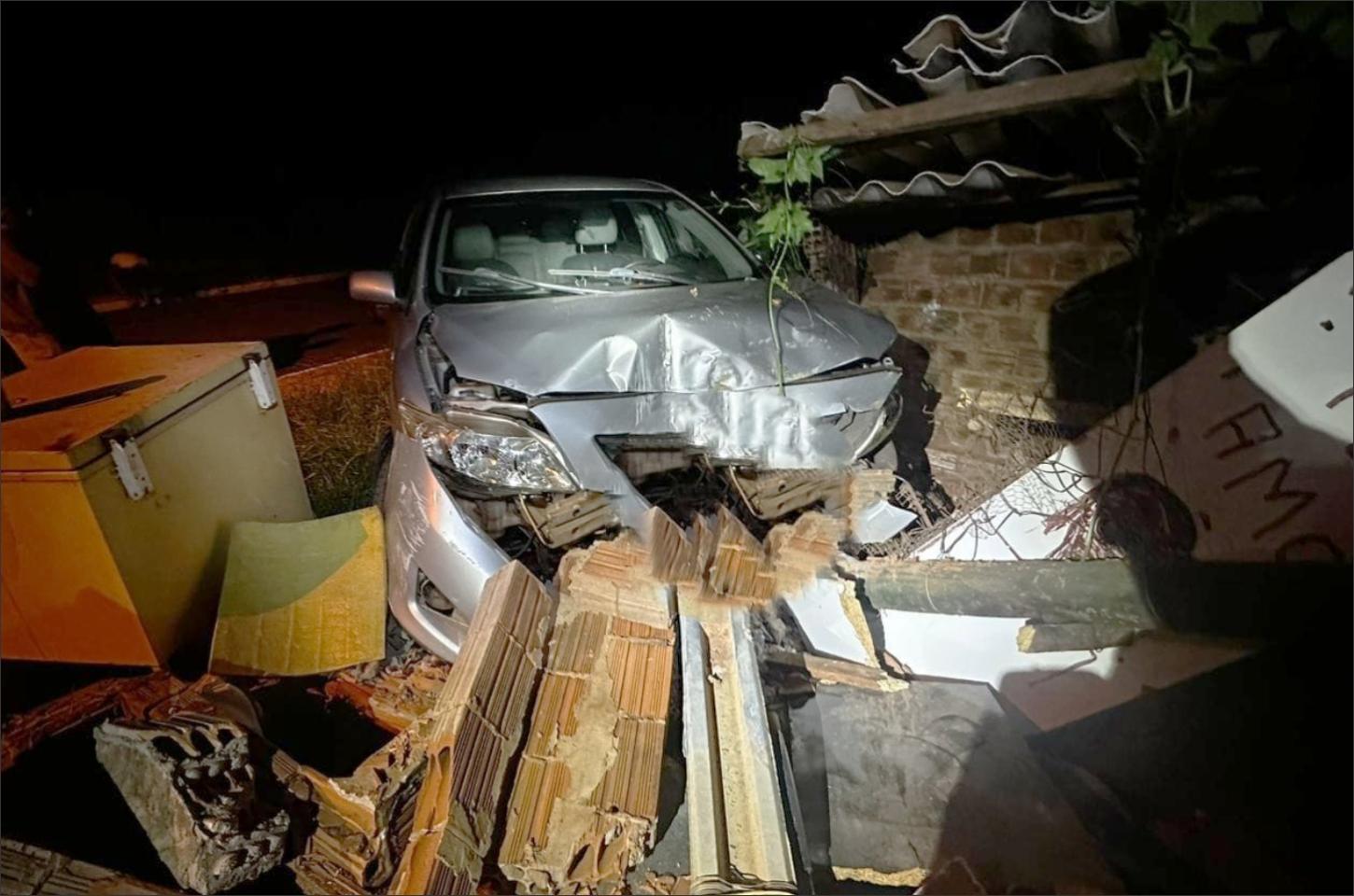 Jovem é preso por dirigir embriagado após colidir carro contra muro em Douradina