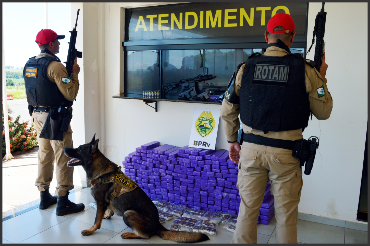 Mais de 210 kg de drogas e arsenal com fuzil são apreendidos em operação na PRC-272, em Iporã