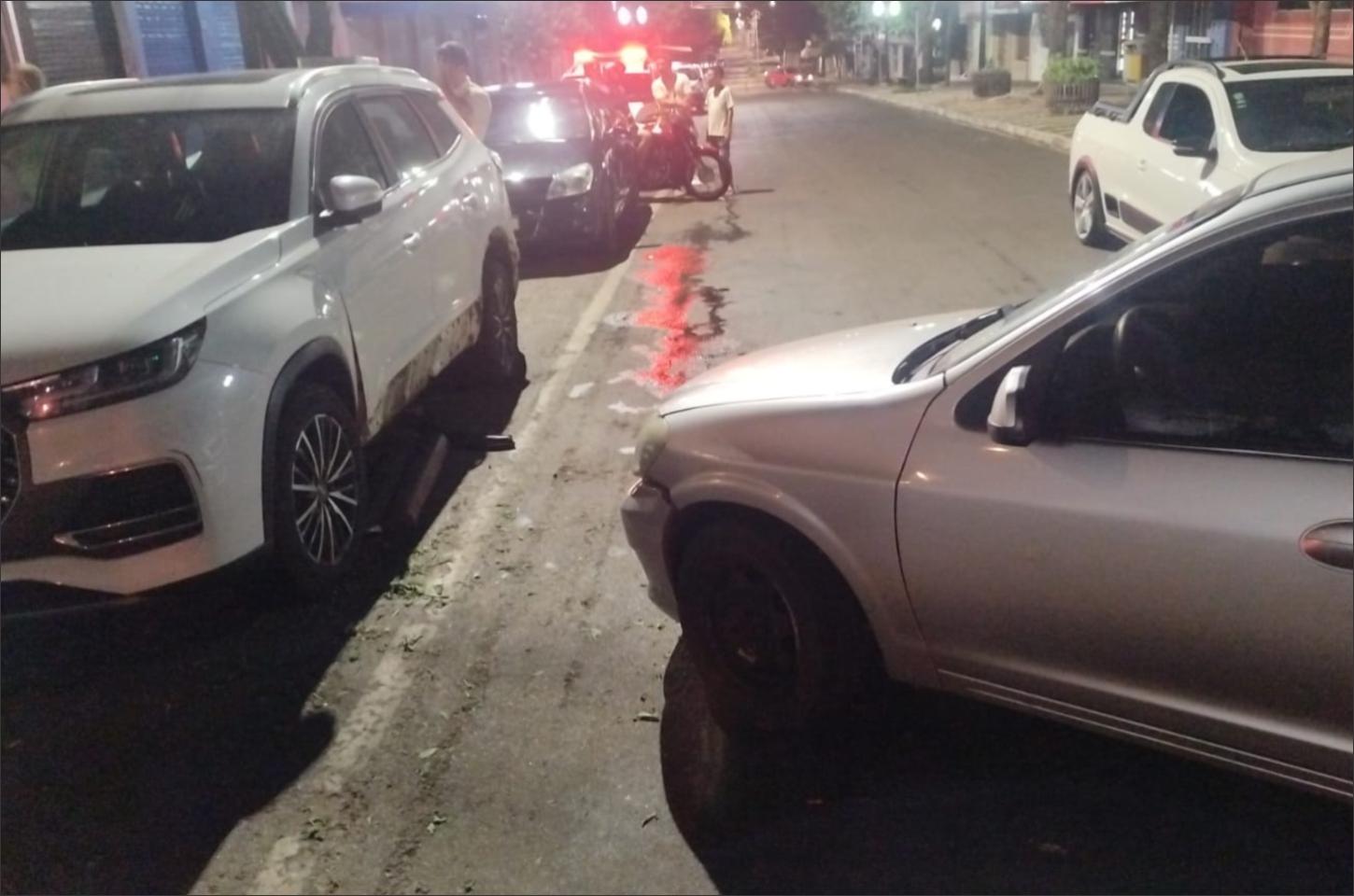 Acidente no centro de Alto Piquiri deixa veículos danificados durante a madrugada