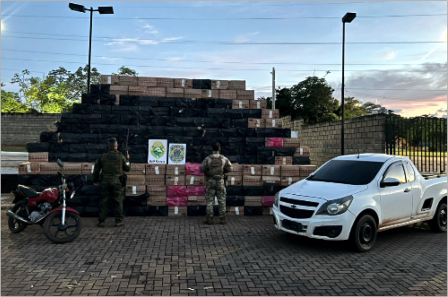BPFRON e Polícia Federal apreendem 13 mil pacotes de cigarros contrabandeados em Iporã