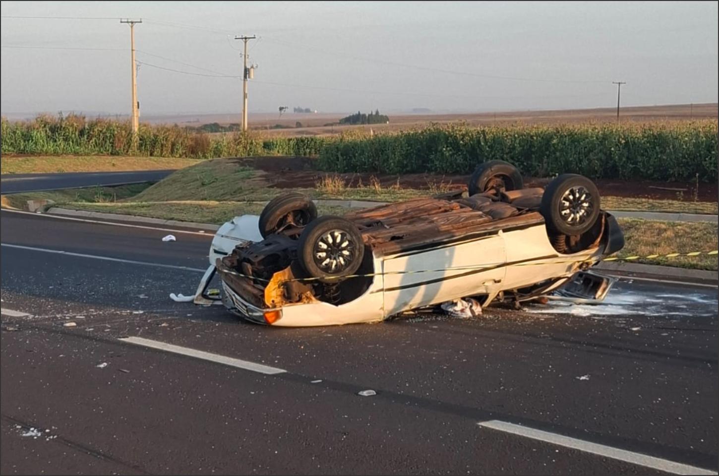 Capotamento em trevo deixa um morto e dois feridos graves na PR-975 em Palotina