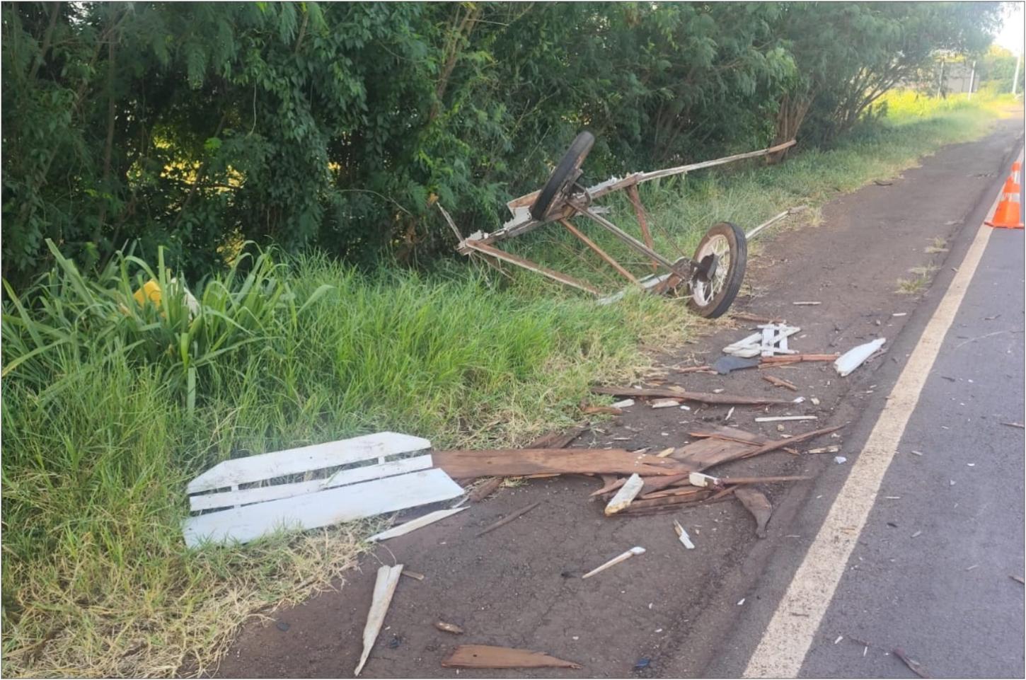 Colisão traseira entre caminhonete e carroça deixa dois feridos leves na PR-272 em Francisco Alves