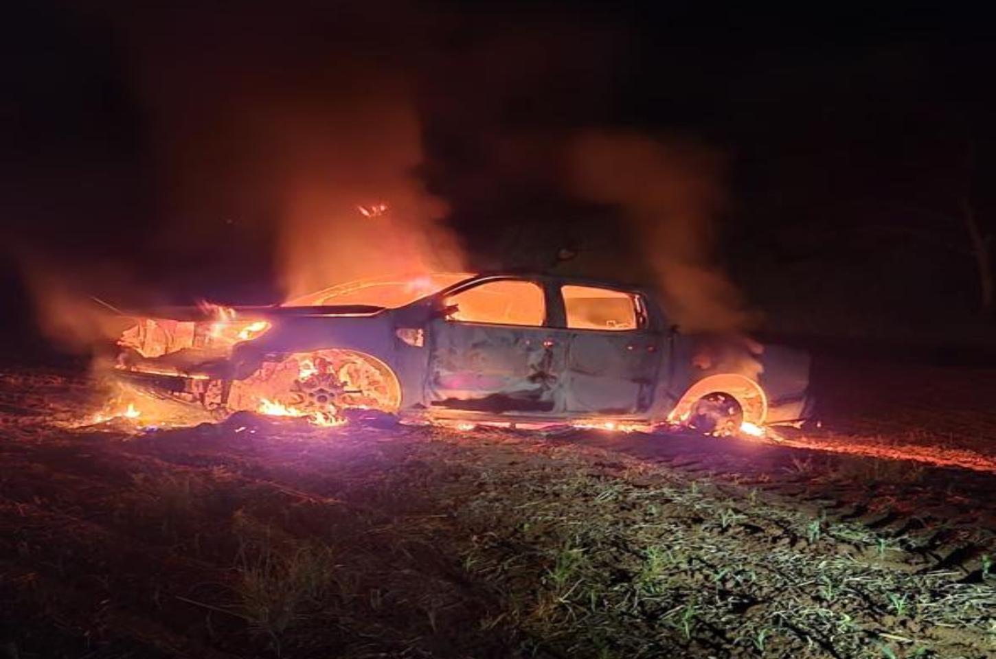 Caminhonete é destruída por incêndio após motorista passar mal