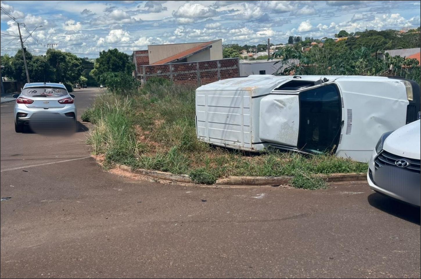 Colisão entre veículos termina com capotamento e susto no Bairro Primavera, em Iporã