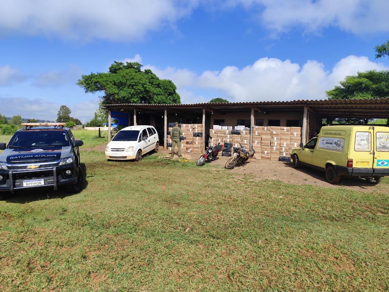 Contrabando de cigarros é apreendido em ação conjunta na zona rural de Altônia