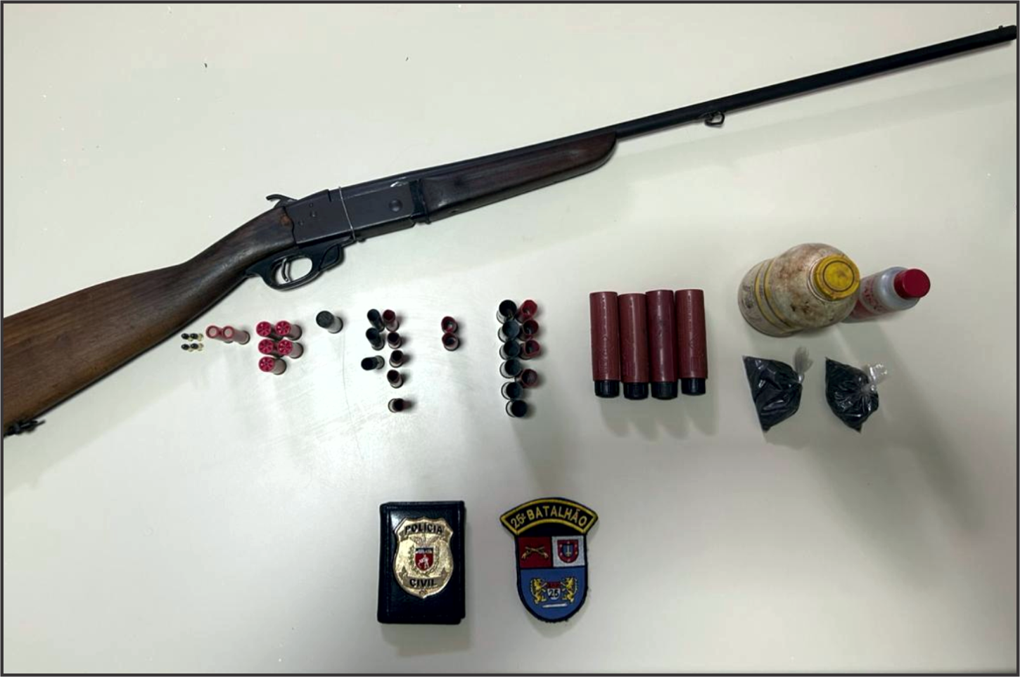 Homem é preso após polícia apreender arma e munições durante investigação de ameaça em Alto Piquiri