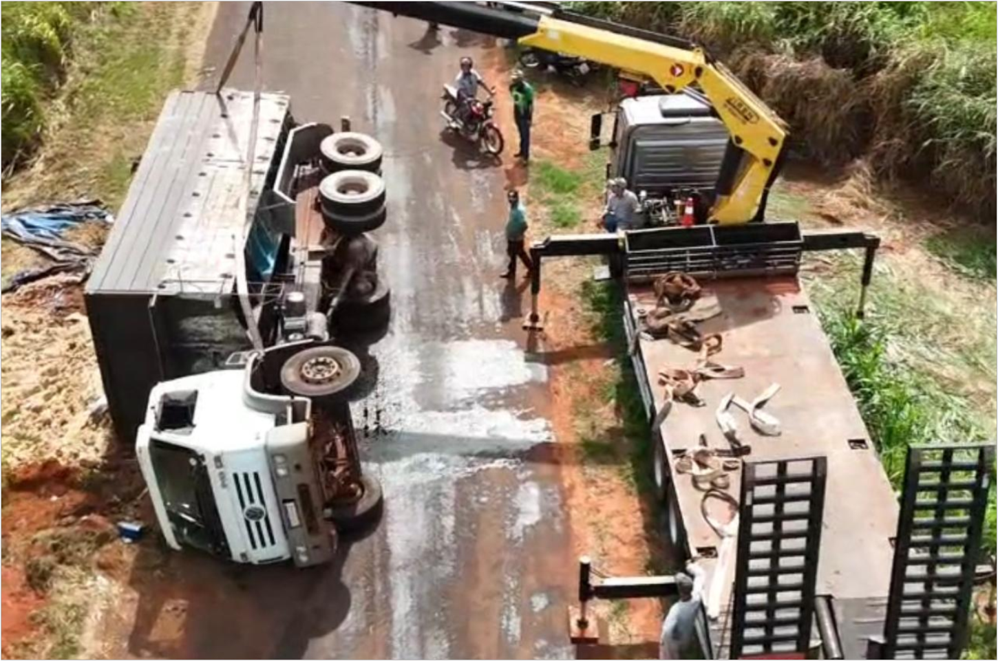 Caminhão tomba em estrada rural e motorista é encaminhado ao hospital em Iporã