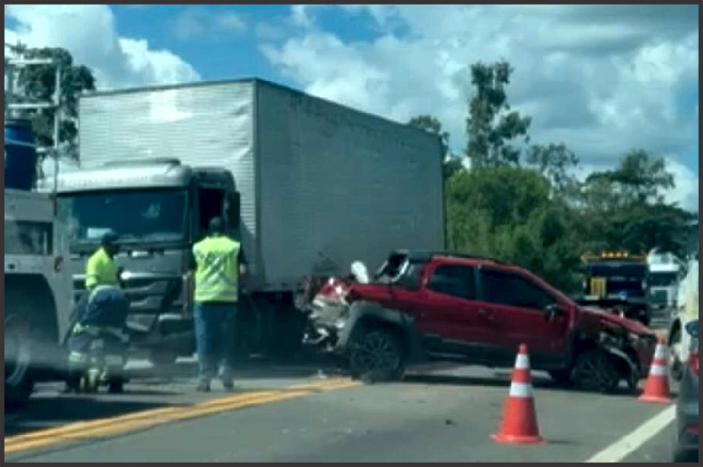 Carro roda na pista após colisão com caminhão e atinge van na PR-323, deixando dois feridos