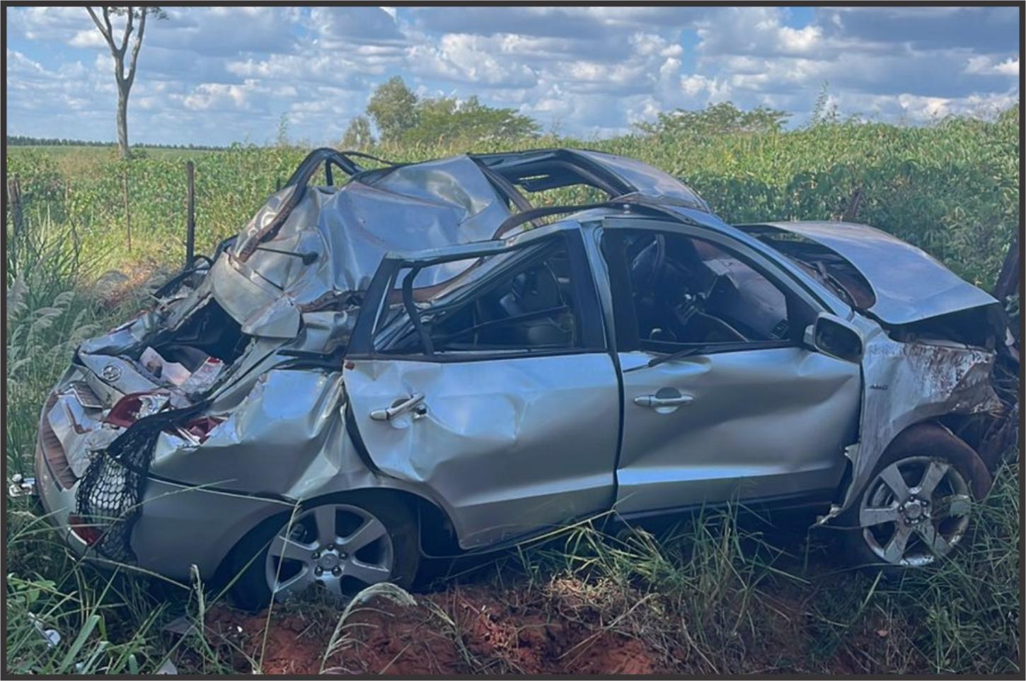 Carro sai da pista e deixa motorista ferido na frente da SOALGO em Iporã - ATUALIZAÇÃO
