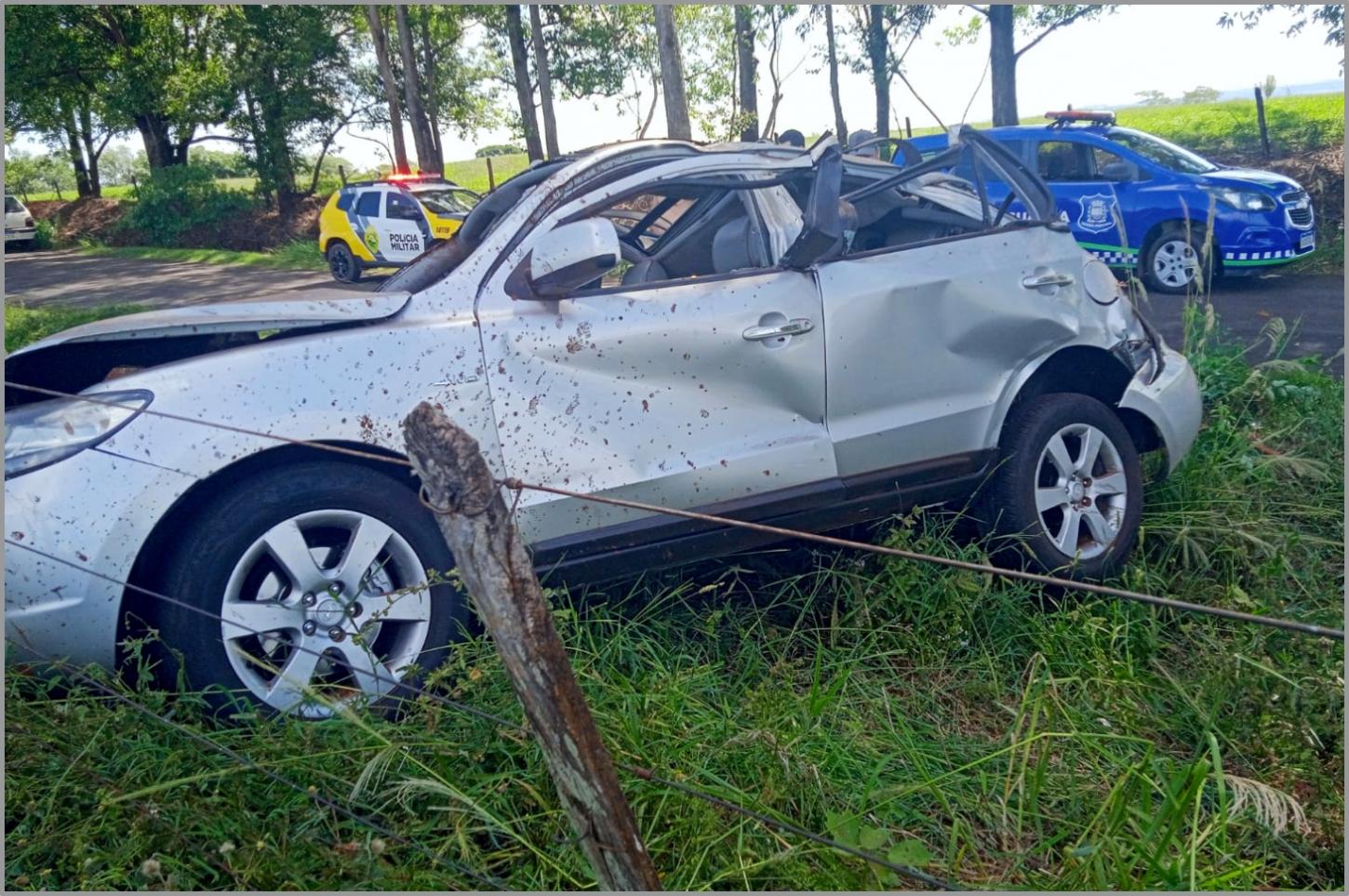 Carro sai da pista e deixa motorista ferido na frente da SOALGO, em Iporã