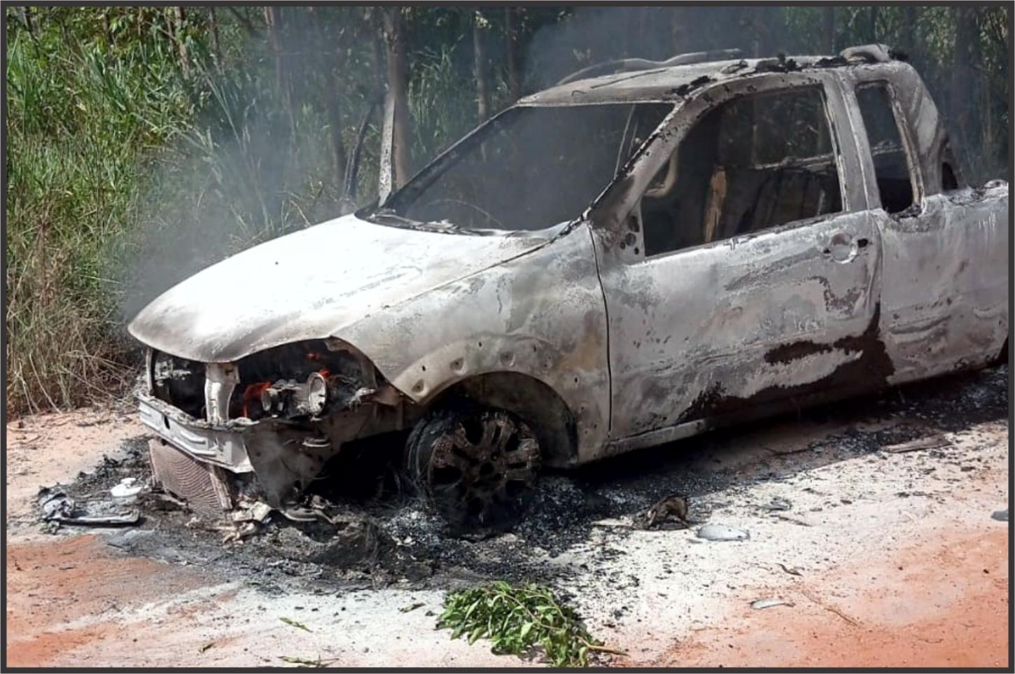 Incêndio destrói pick-up em estrada rural entre Oroitê e Corredeira dos Índios em Iporã