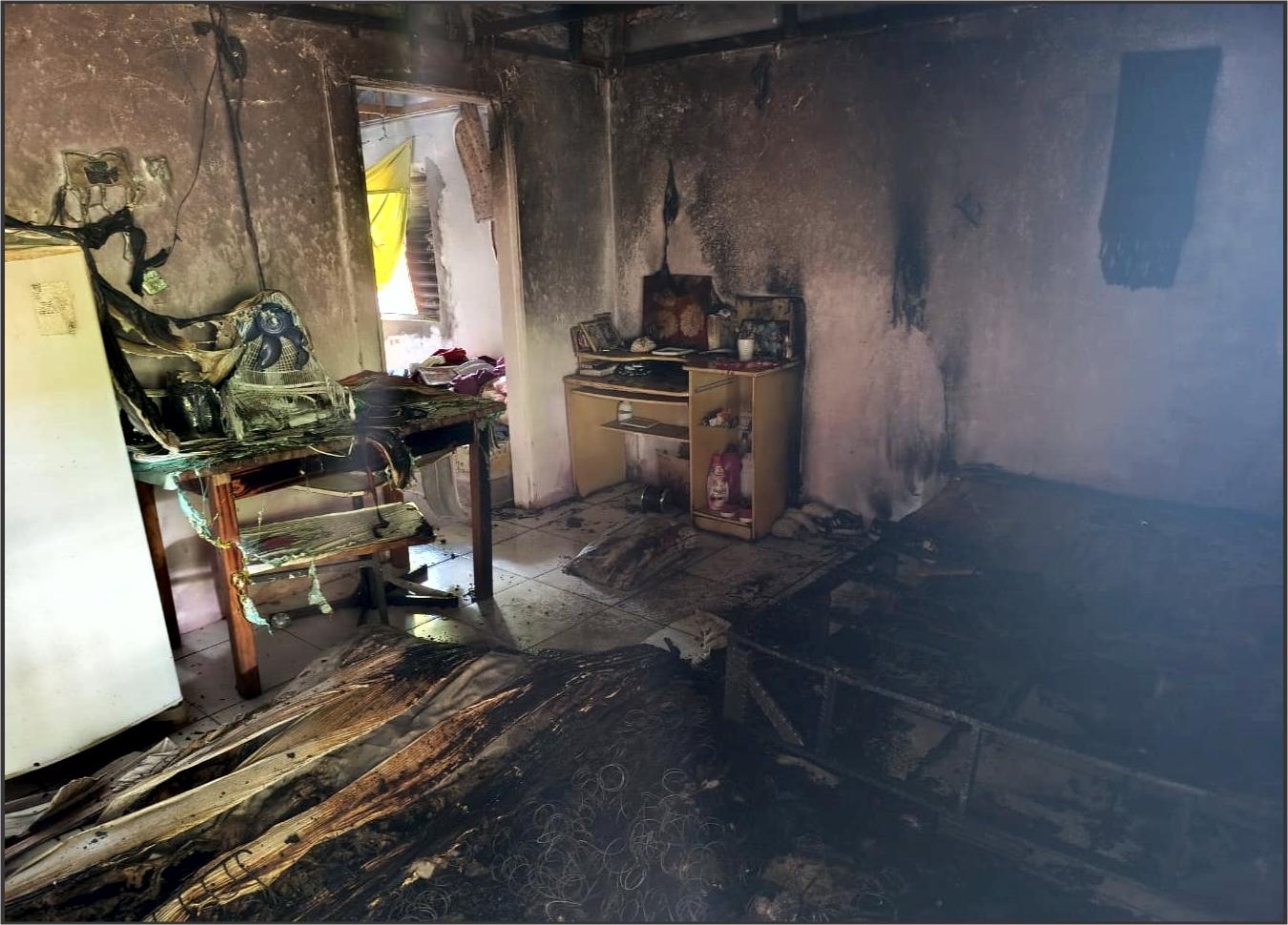 Moradora em surto ateia fogo em colchão onde filho dormia e incêndio mobiliza equipes na Cidade Nova em Altônia