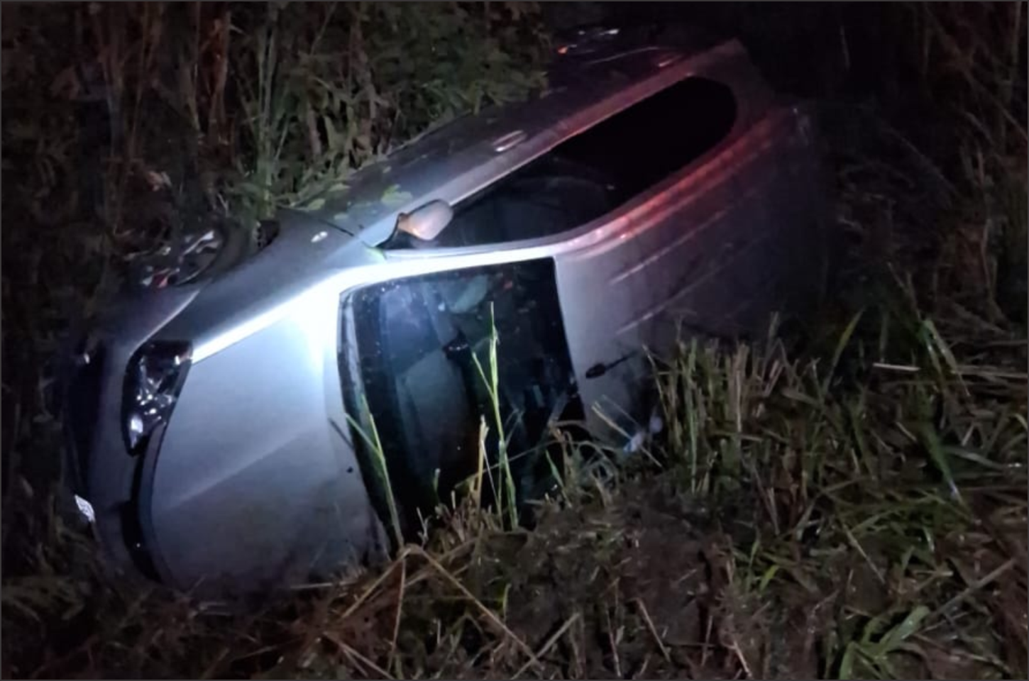 Acidente entre Iporã e Francisco Alves termina com capotamento e deixa mulher ferida na noite deste sábado
