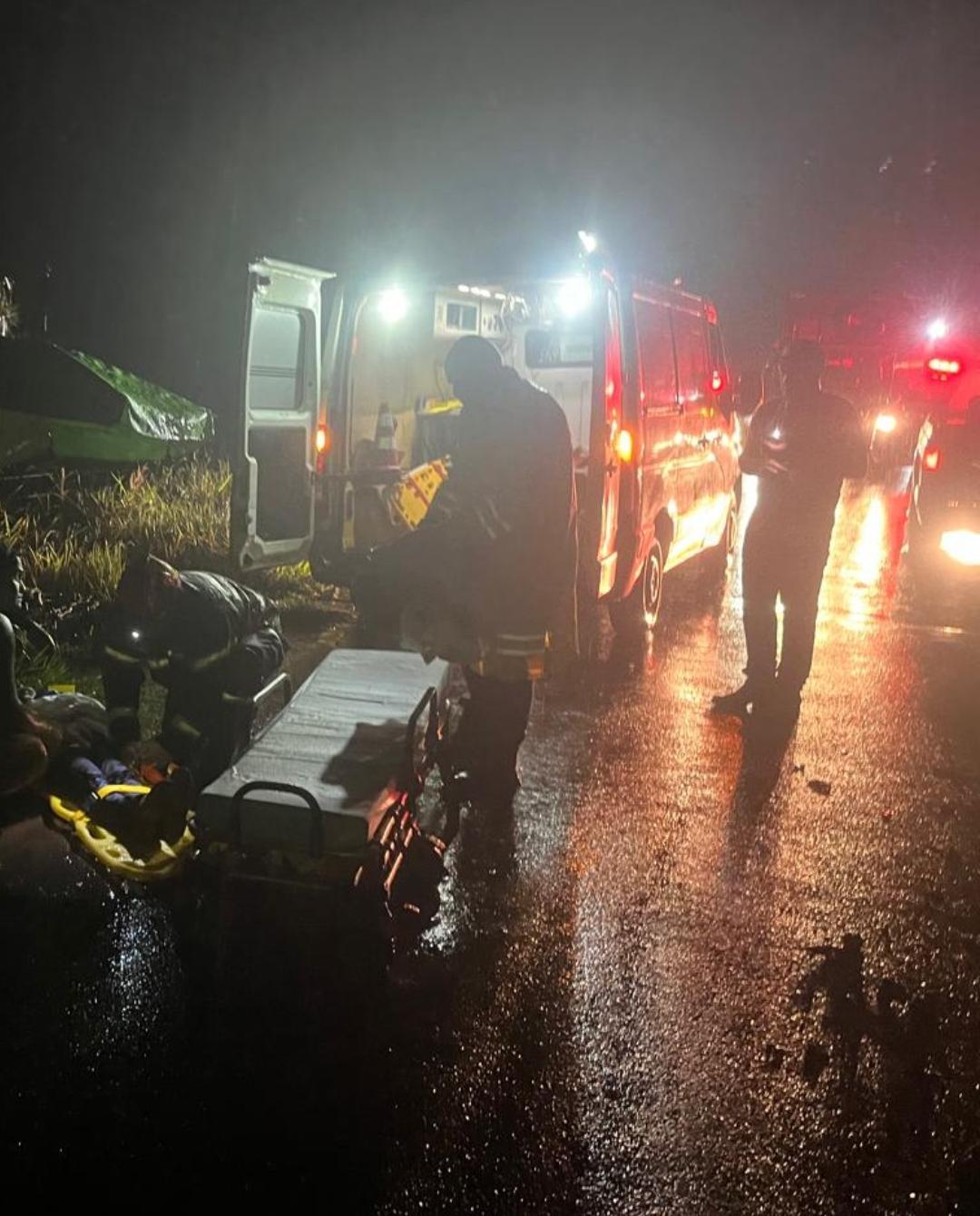 Acidente entre motocicleta e caminhonete deixa duas pessoas feridas na Estrada Brasília, em Iporã