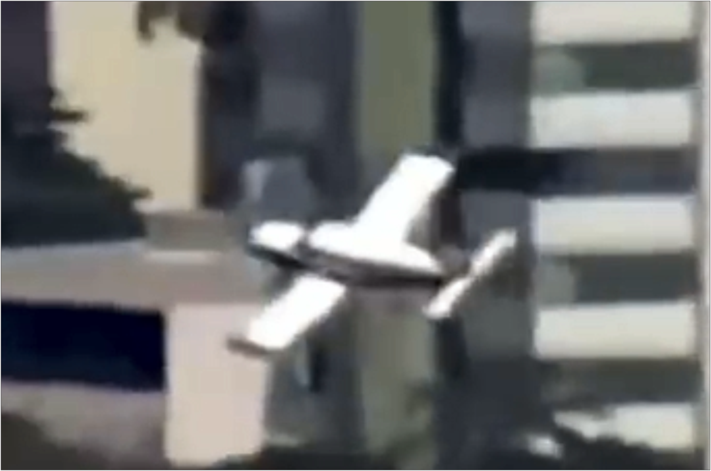 Avião de pequeno porte cai e atinge prédio em Belo Horizonte nesta segunda-feira
