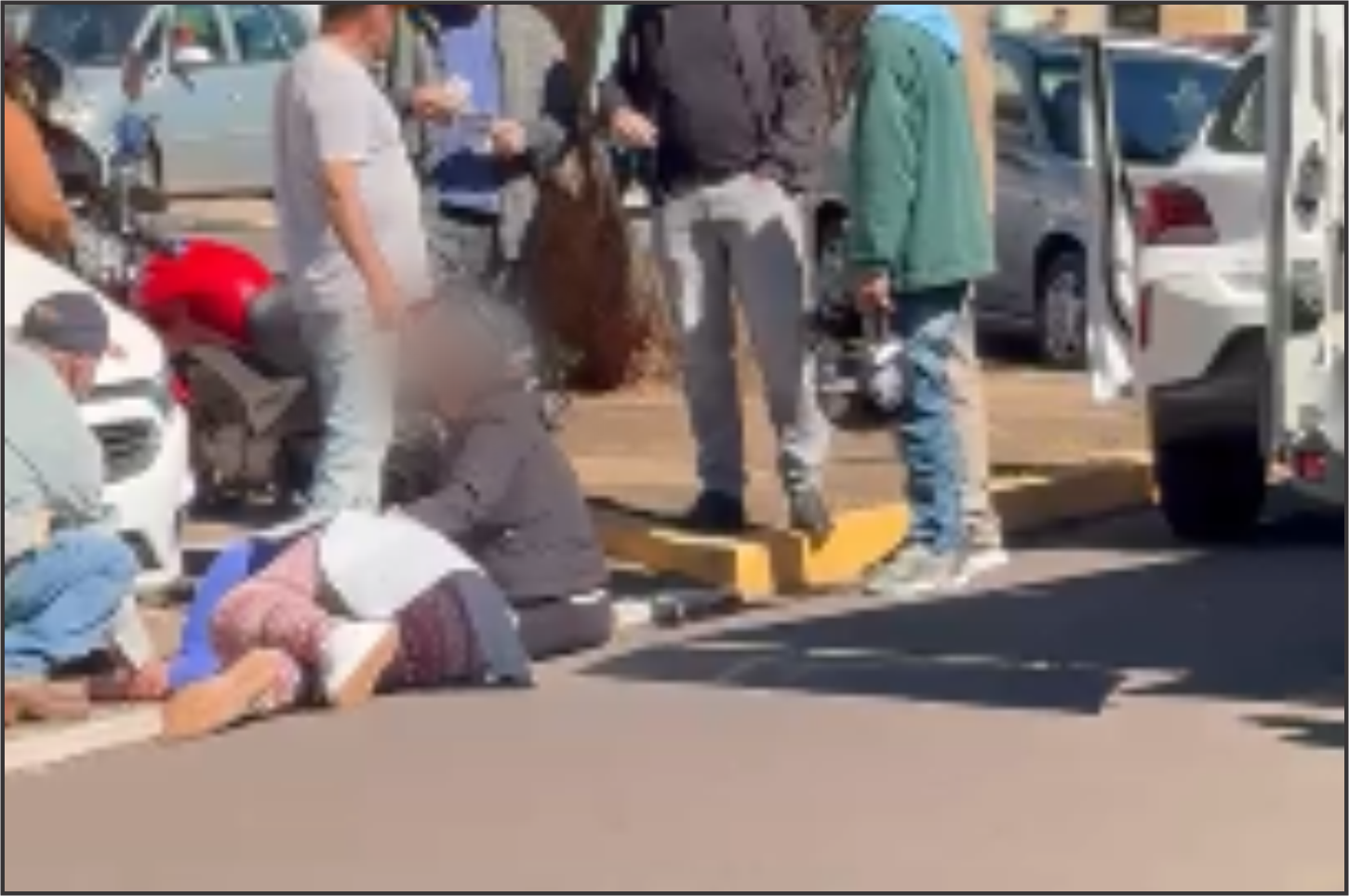 Colisão entre carro e motocicleta deixa mulher ferida na Avenida Castelo Branco em Iporã