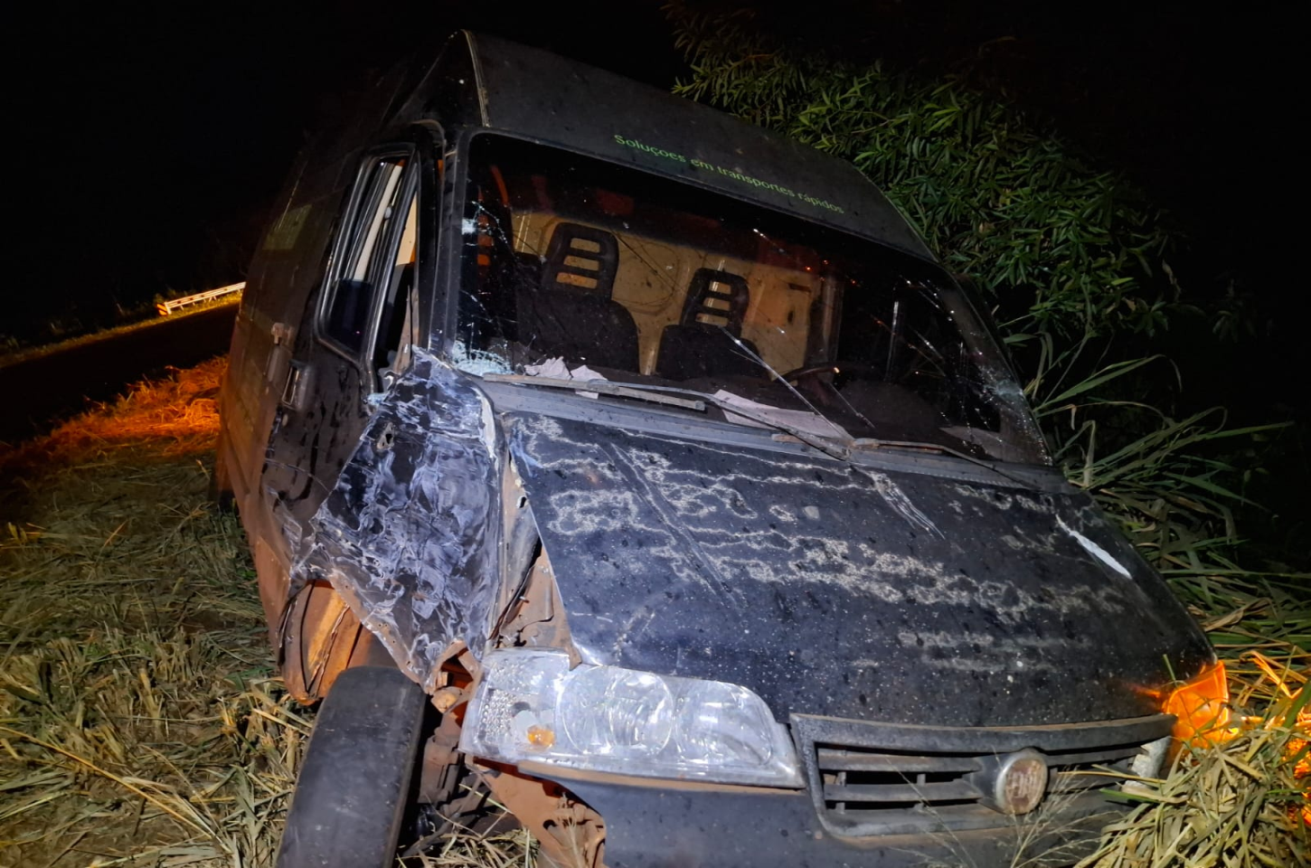 Colisão frontal entre caminhão e van deixa danos materiais na PR-182, em Palotina