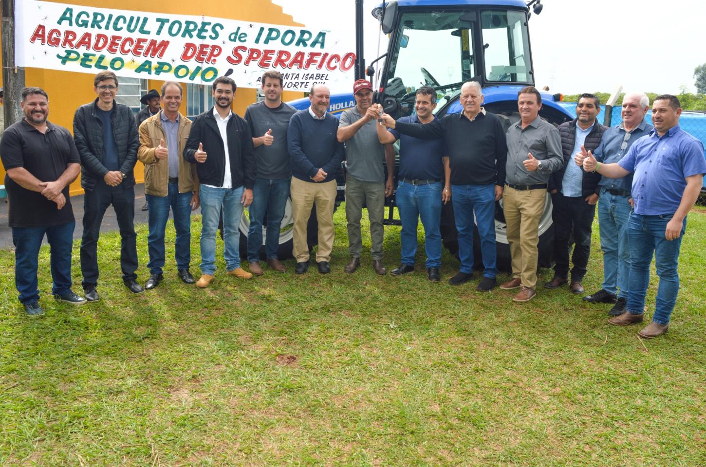 A Comunidade Santa Izabel/Norte Sul de Iporã recebe novo trator e celebra investimento para fortalecer agricultura em Iporã