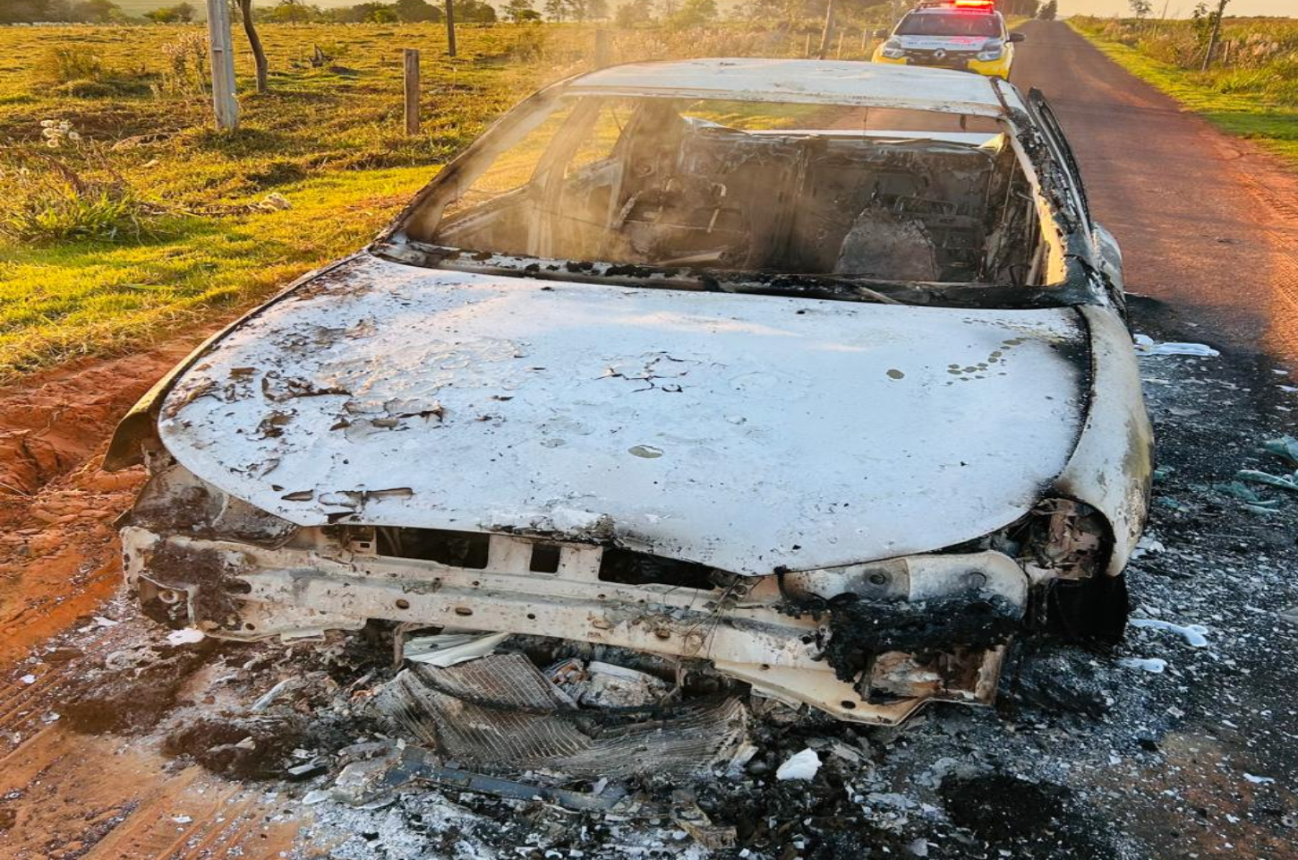 Pane mecânica provoca incêndio e destrói carro próximo ao Rio Xambrê em Iporã
