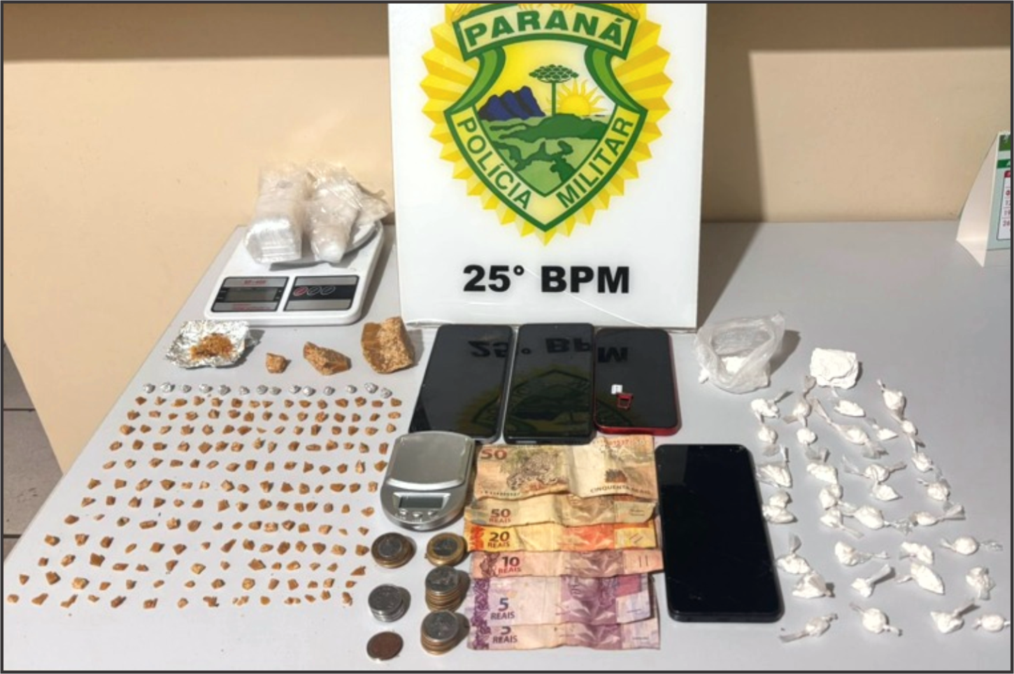 ROCAM apreende crack, cocaína e materiais do tráfico em casa abandonada em Iporã