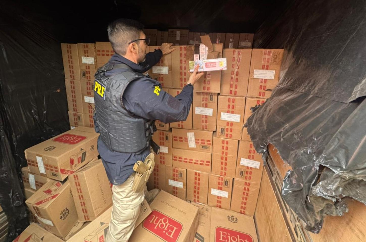 Caminhoneiro foge da PRF e abandona carga com 500 mil maços de cigarros contrabandeados em Francisco Alves.