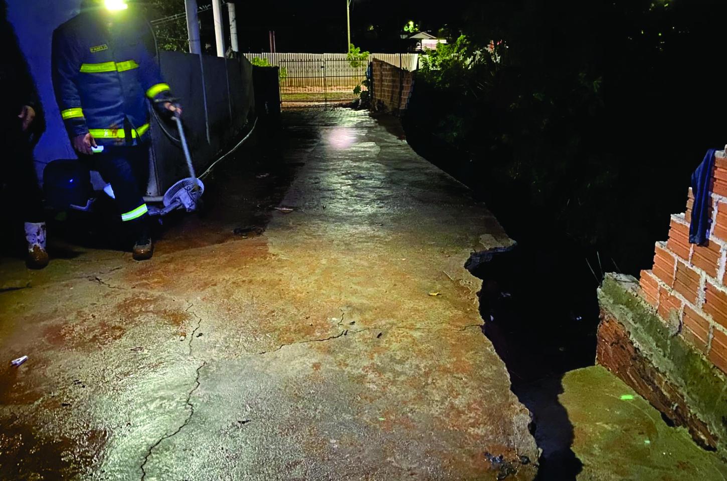 Chuva intensa provoca alagamentos, deixa famílias desalojadas e mobiliza força-tarefa da Defesa Civil em Iporã