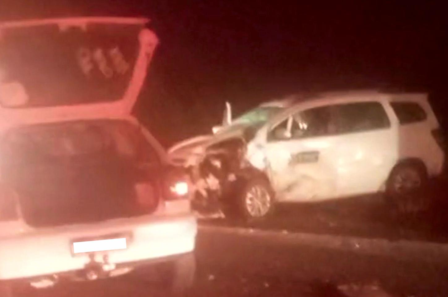 Colisão frontal entre veículo da Saúde e carro de passeio deixa cinco feridos na PR-323