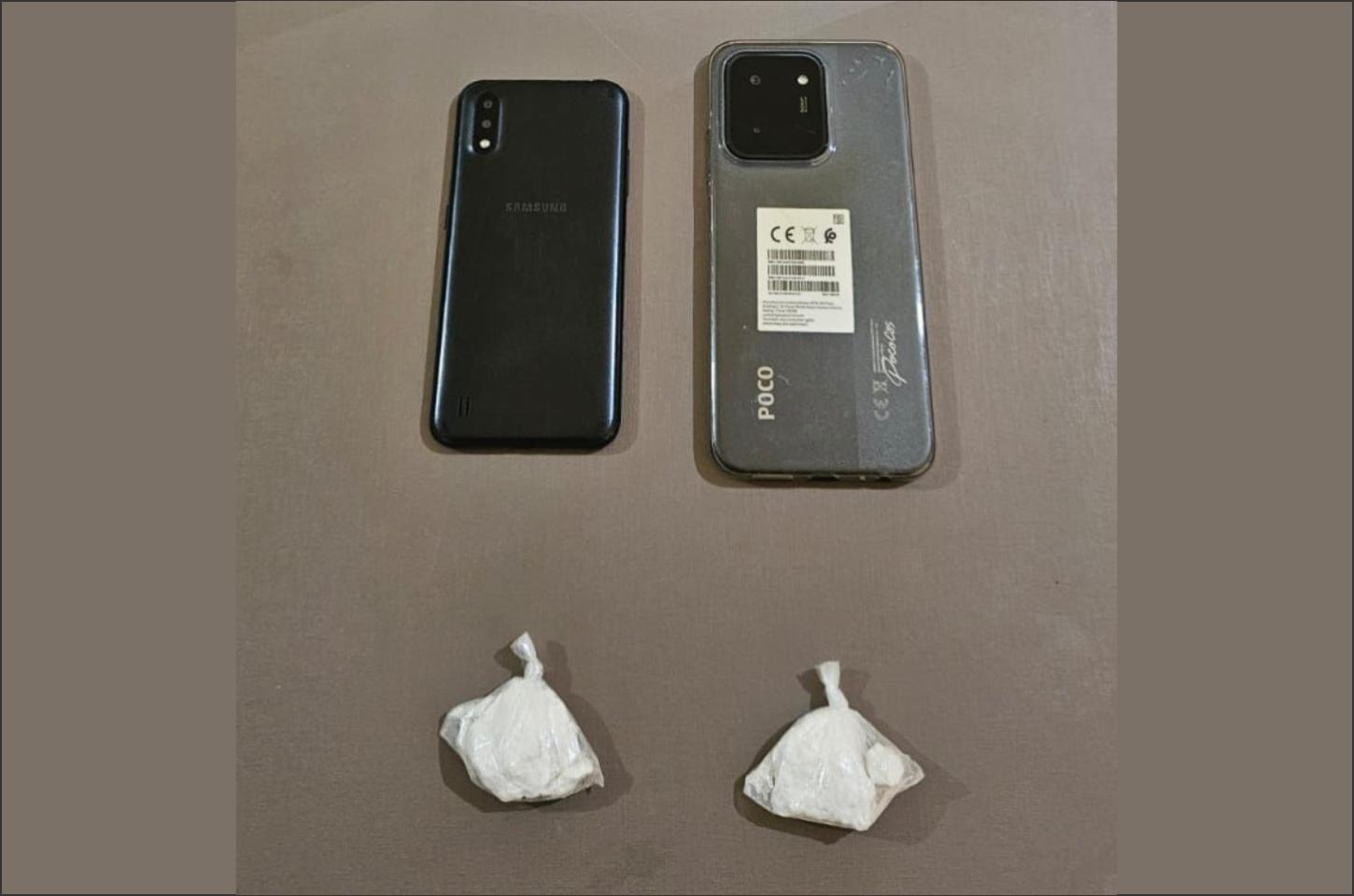 Dupla é presa com cocaína após denúncia e abordagem da Polícia Militar na PR-496