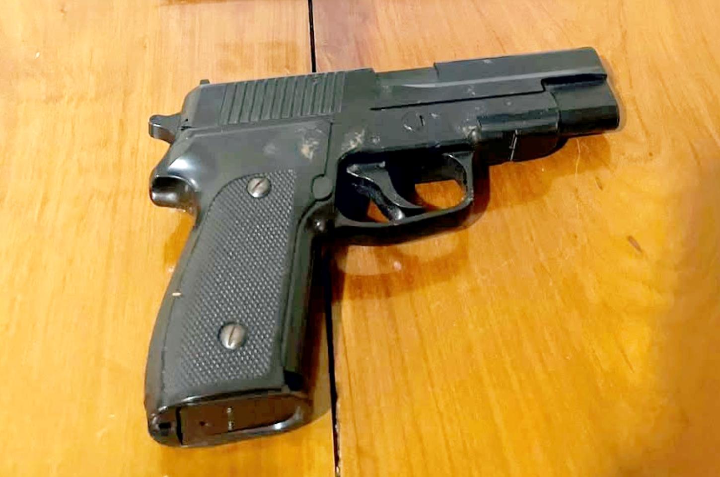 Homem é detido após ameaçar vítimas com pistola de airsoft durante desentendimento em oficina
