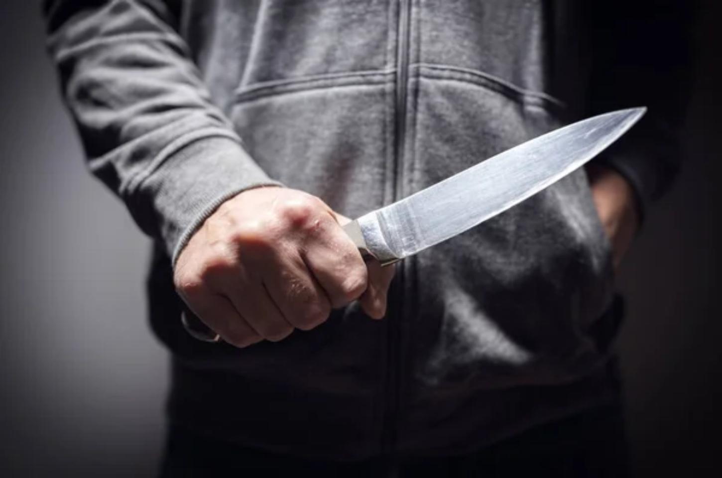 Homem é preso após ameaçar familiar com faca durante discussão