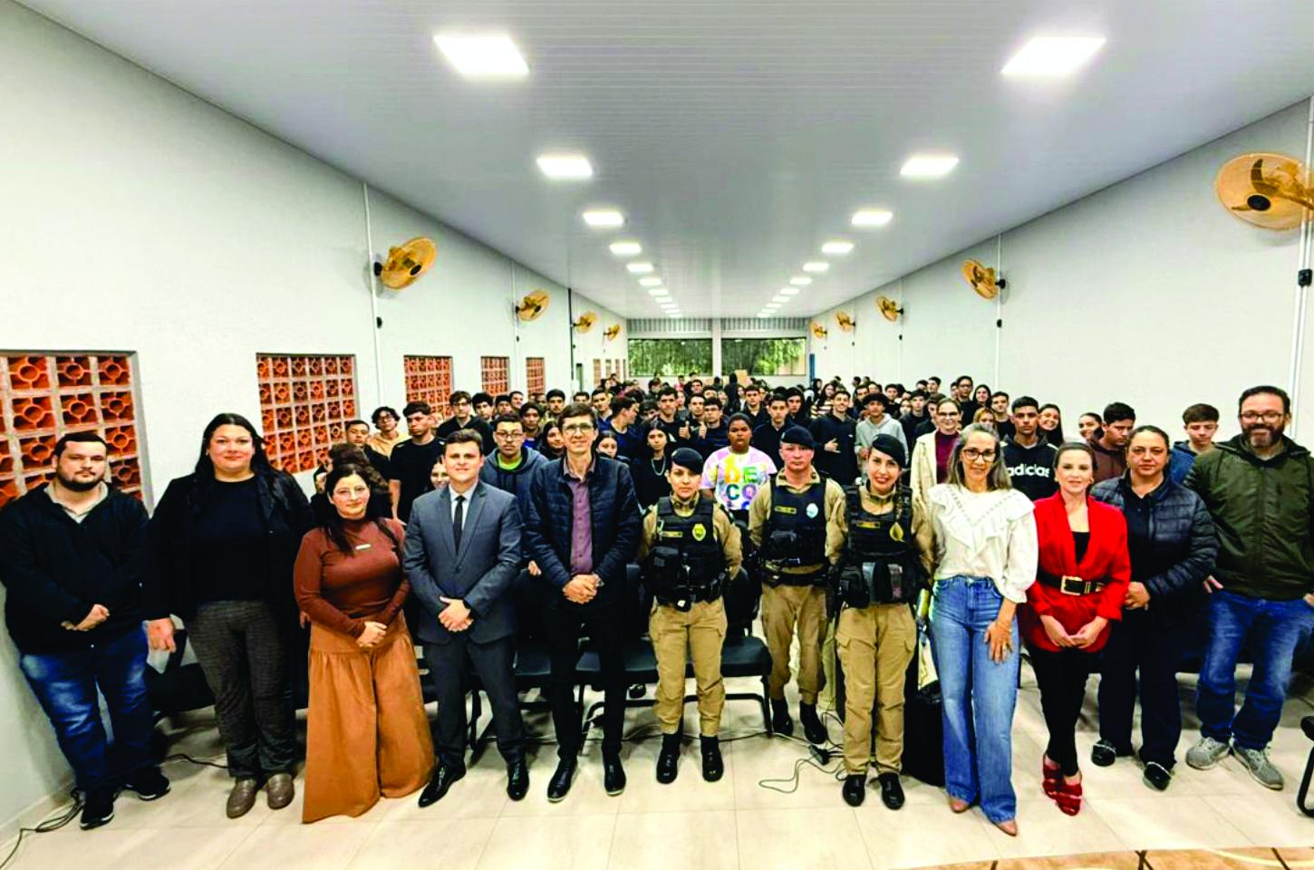 Jovens de Iporã participam de palestra sobre relacionamentos saudáveis e prevenção à violência doméstica