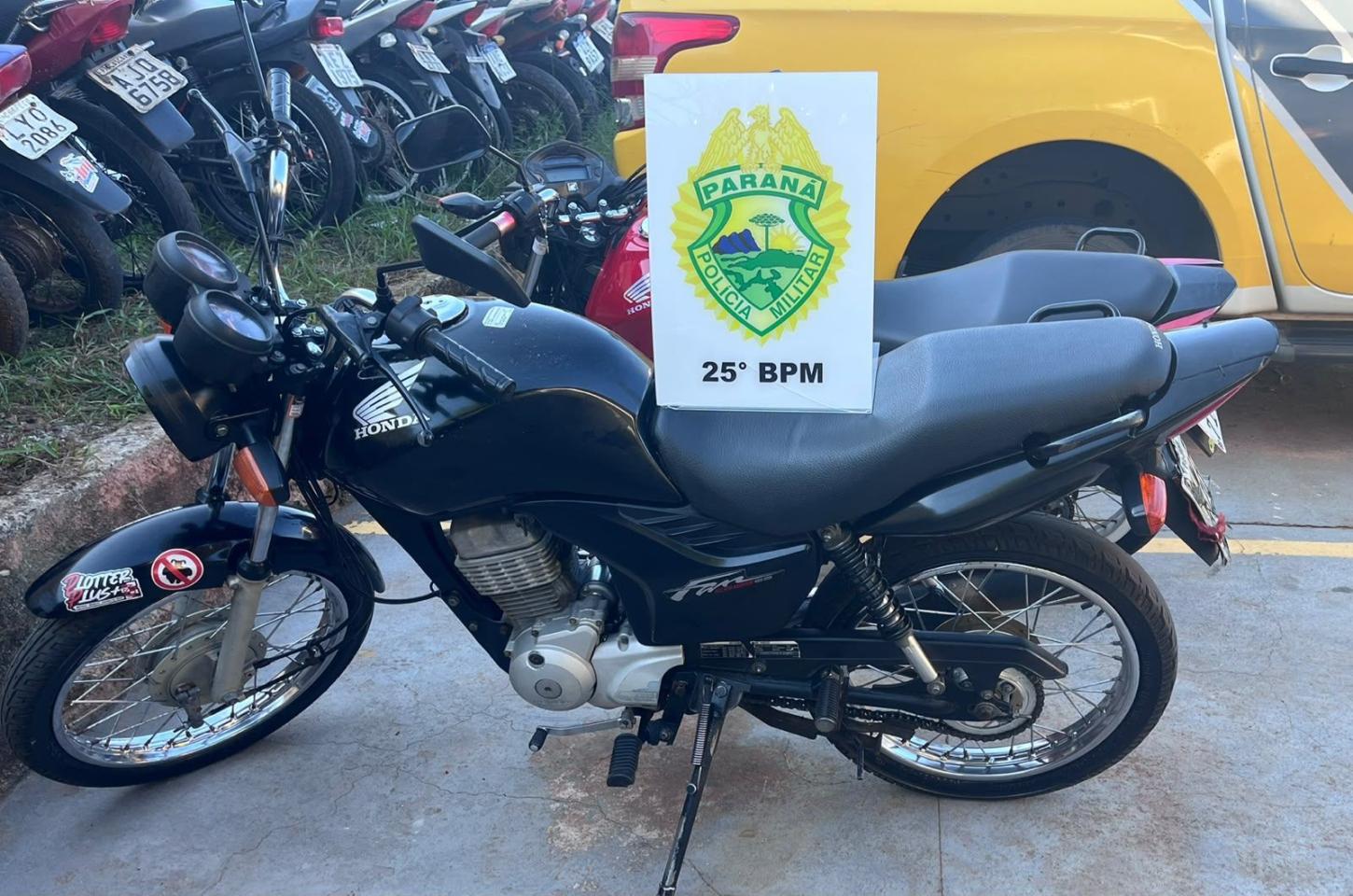 Motocicleta é apreendida após condutor sem CNH ser abordado no Centro de Iporã