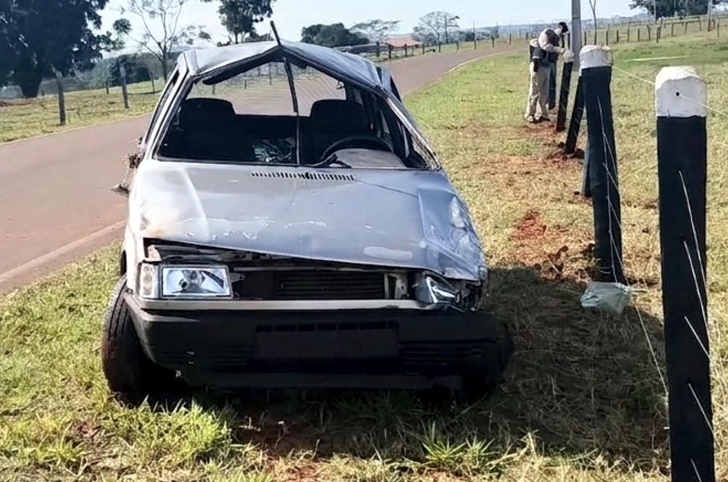 Motorista sem habilitação capota veículo em estrada rural e carro é apreendido