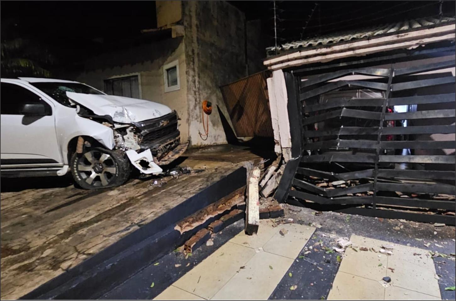 Motorista sem habilitação perde controle de caminhonete e atinge residência durante acidente
