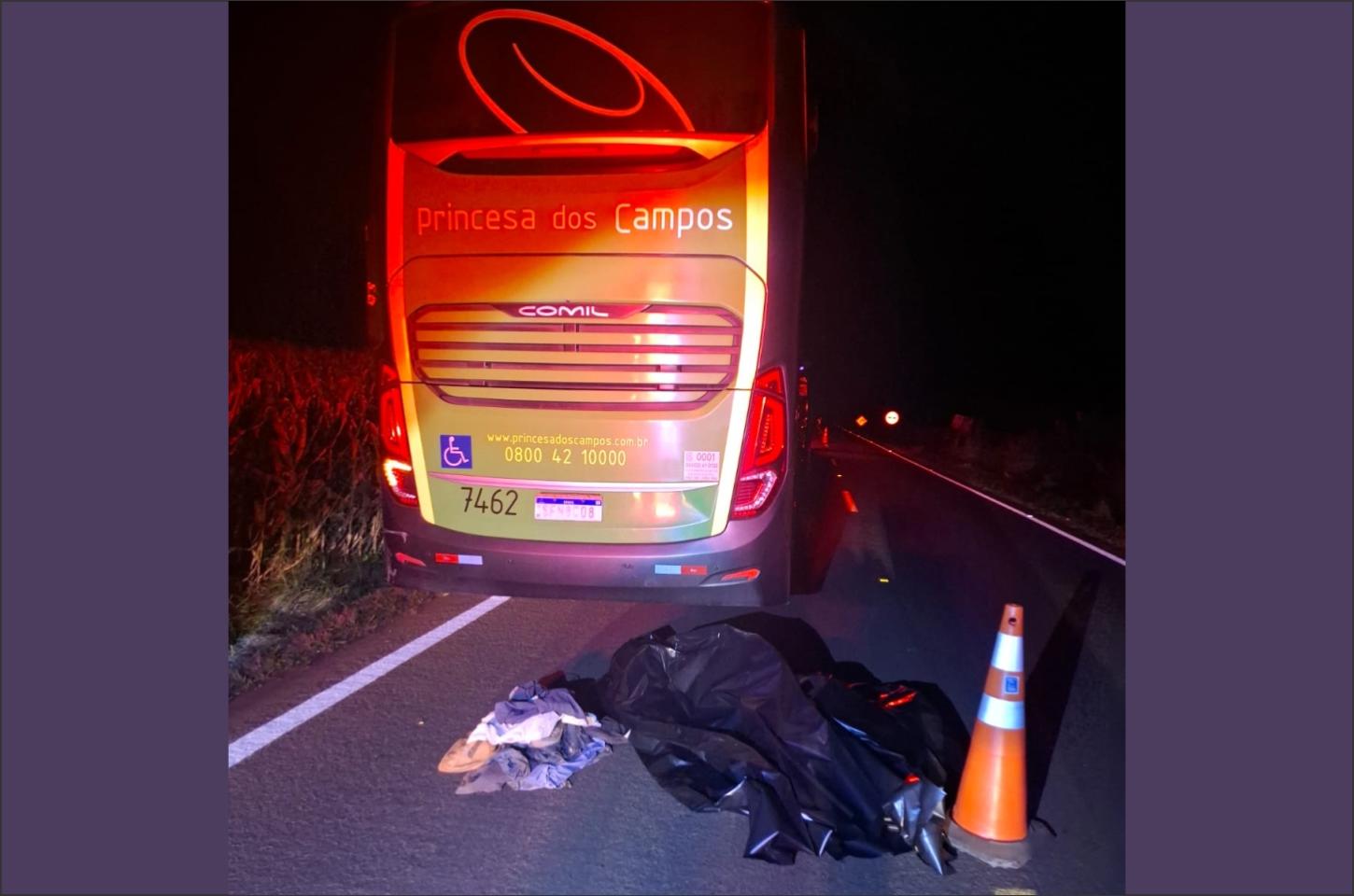 Ônibus atropela pedestre na PR-484 e homem morre no local