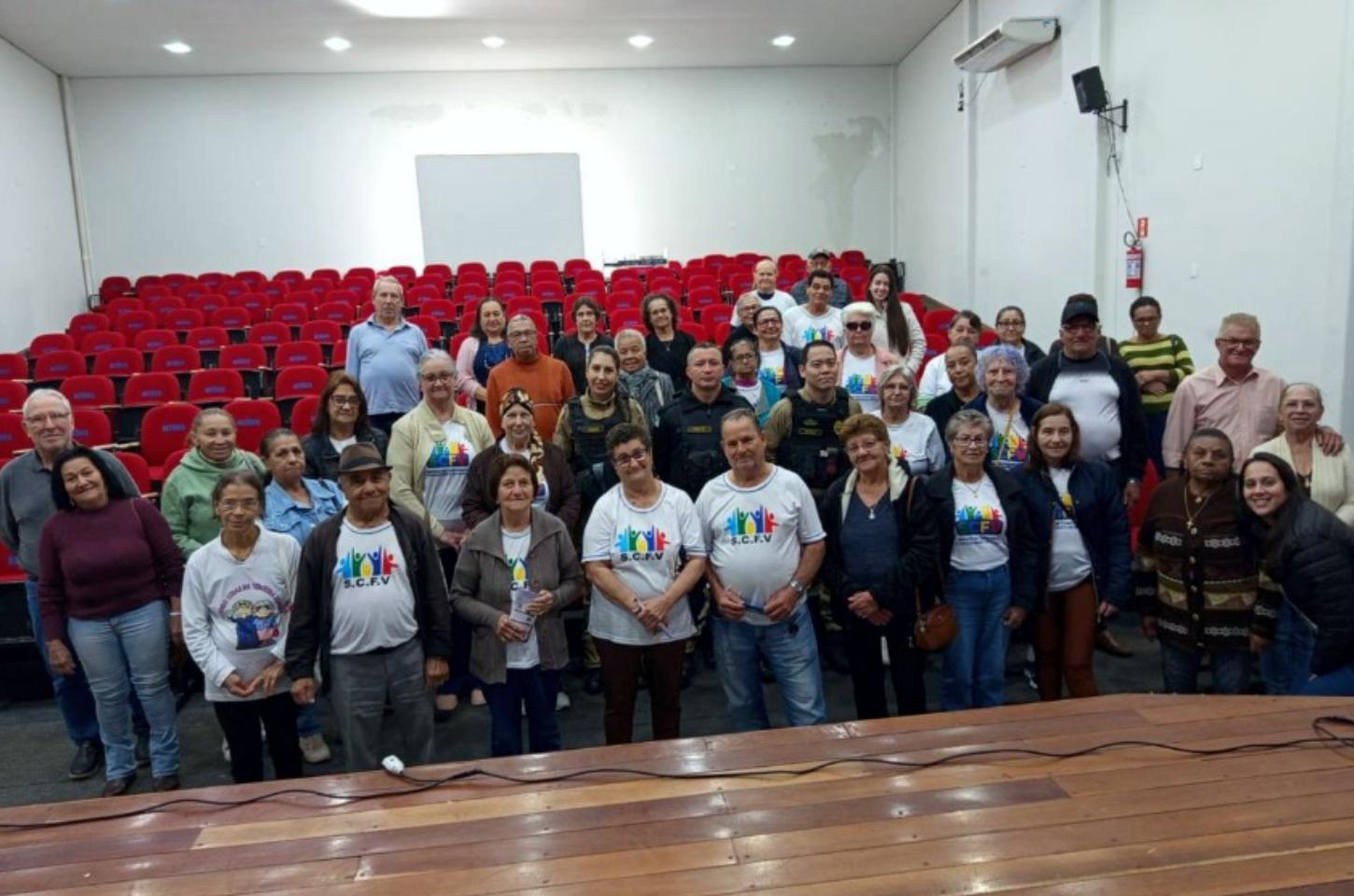 Polícia Militar realiza palestra educativa para idosos durante a Operação Virtude