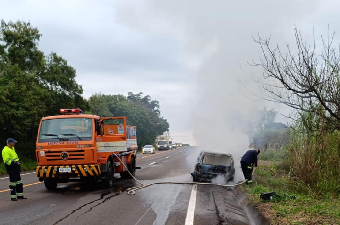 Veículo pega fogo na PR-323 e mobiliza Defesa Civil de Iporã